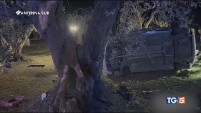 Auto contro un albero morti quattro giovani