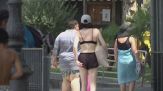 Se passeggi a torso nudo o in costume a Diano Marina scatta la multa