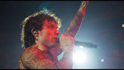 Irama mostra la sua forza travolgente dal vivo a Milano