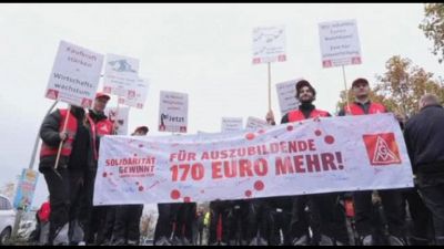 Metalmeccanici davanti a Mercedes Berlino chiedono "170 euro in più"