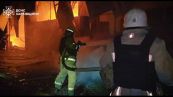Droni russi su Kharkiv, vasti incendi e un morto