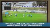 Uruguay, calcia il pallone in autostrada e crea un incidente