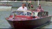 Venezia, l'arrivo in barca degli Oasis Liam e Noel Gallagher