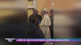 Leone XIV, selfie e autografi