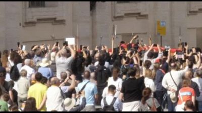 Papa, una lunga folla di fedeli in fila per l'ultimo saluto