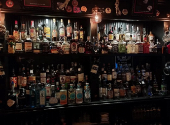 BLACK PUB cocktail bar