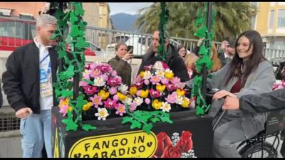Sanremo, Francesca Michielin regala ai fan fiori Lego