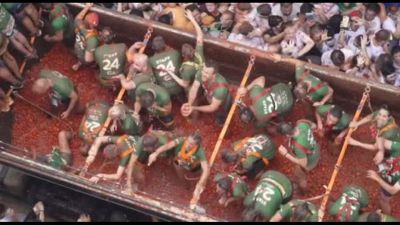 A Bunol va in scena il rito della Tomatina: pioggia di pomodori