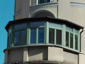veranda in pvc-alluminio con profili decorativi