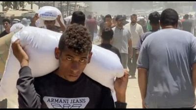 A Khan Younis il saccheggio della farina: "abbiamo fame, non c'è altra via"