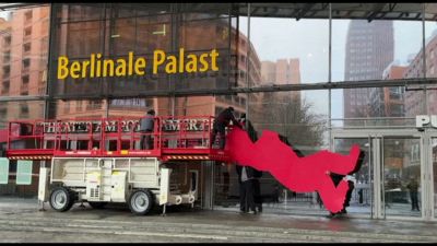 Pronta la Berlinale 76, installato l'Orso sul Palazzo del Festival