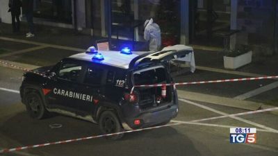 Accoltella 5 persone e non si ferma: ucciso