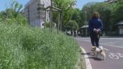 A Milano tra scivoli e altalene fuori uso i bambini faticano a giocare