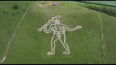 GB, volontari al lavoro per restaurare il gigante nudo di Cerne Abbas
