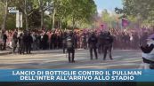 I tifosi del Barcellona lanciano bottiglie contro il pullman dell'Inter