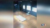 Danneggiano la sedia Van Gogh e scappano