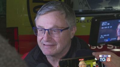 Speleologa in salvo fuori dalla grotta