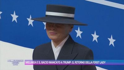 Melania e il bacio mancato a Trump