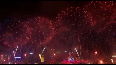 Capodanno, spettacolari fuochi d'artificio a Hong Kong