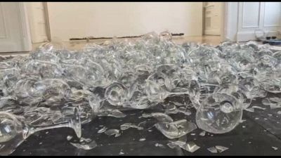 I sogni infranti dell'Argentina in un'installazione di Tosatti