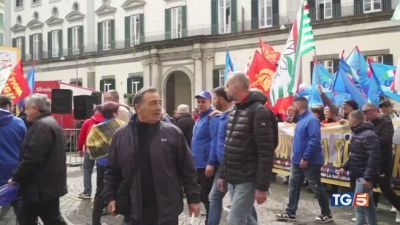 Crisi auto e dazi Operai in piazza