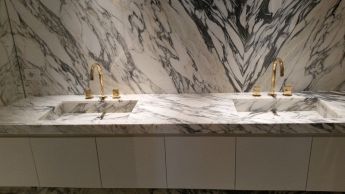 Bagno in marmo di Carrara
