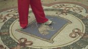 Milano, in Galleria Vittorio Emanuele è tornato il portafortuna del toro