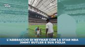 L'abbraccio di Neymar con la star NBA Jimmy Butler e sua figlia