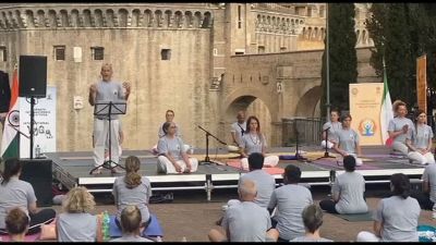 Yoga day 2024, l'Om e la pratica a Castel Sant'Angelo a Roma