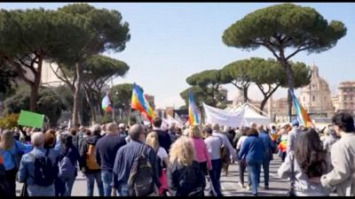Roma, migliaia in piazza con M5s: "No al riarmo"