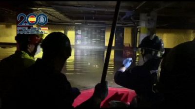 A Valencia i soccorritori in barca esplorano un garage inondato