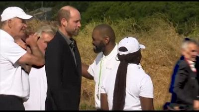 Il principe William gioca a rugby con alcuni studenti in Sudafrica