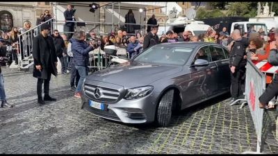 Funerali di Maurizio Costanzo, l'arrivo di Maria De Filippi