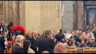 Papa, il presidente della Camera Fontana omaggia salma a San Pietro