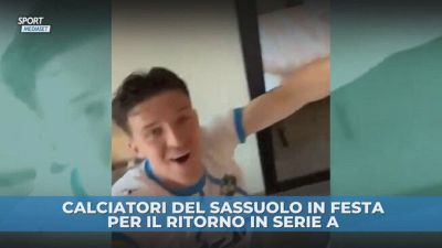 Il Sassuolo torna in Serie A: gioia incontenibile dei giocatori