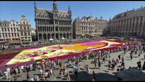 750.000 dalie a Bruxelles formano "La grande onda di Kanagawa"