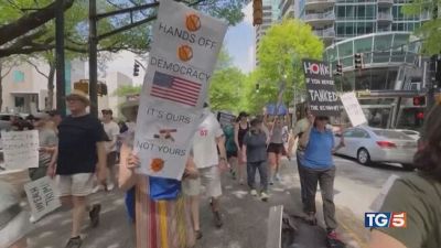 Maxi protesta contro Trump