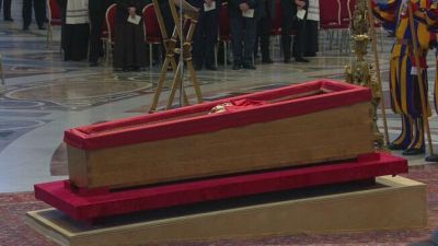 L'abbraccio infinito dei fedeli, migliaia di nuovo in coda per il Papa