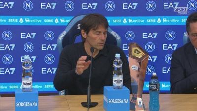 I giocatori "invadono" la sala stampa e cantano insieme a Conte