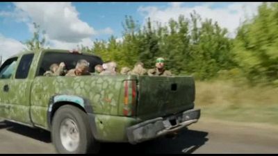 Prigionieri russi bendati trasportati su mezzi militari ucraini