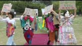 Giornata della Terra, in Sudcorea una sfilata con abiti di plastica