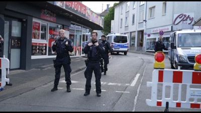 La polizia sorveglia la scena del crimine dopo l'attacco a Solingen