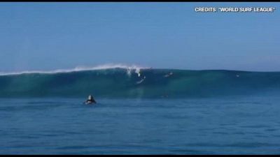 La surfista Laura Enever domina un'onda alta oltre 13 metri