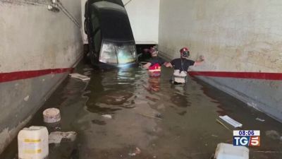I sub nel parcheggio, un cimitero sott'acqua