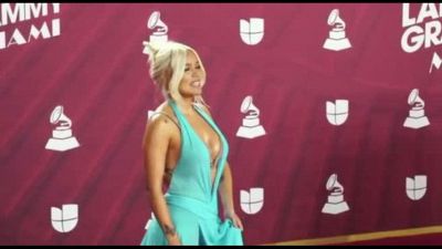 Red carpet a Miami per i Latin Grammy Karol G e Juan Luis Guerra