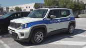 Ferma l'auto per salvare una ragazzina dal suicidio, lo multano