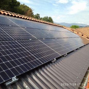 Impianto fotovoltaico con incasso su tegole