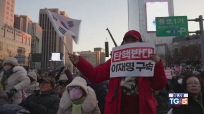 Piazza in festa a Seul Proteste in Georgia