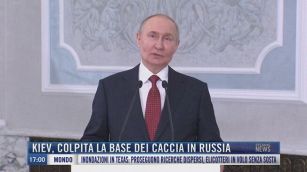 Breaking News delle 17.00 | Kiev, colpita la base dei caccia in Russia