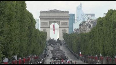 A Parigi grande parata militare agli Champs-Elysées per il 14 luglio